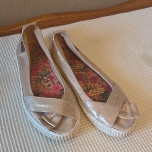 Stylish Women's Gold Flats with Bow Accent